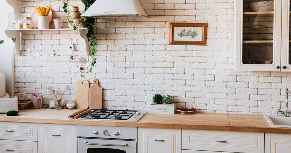 cocina-clasica-blanca-encimera-madera