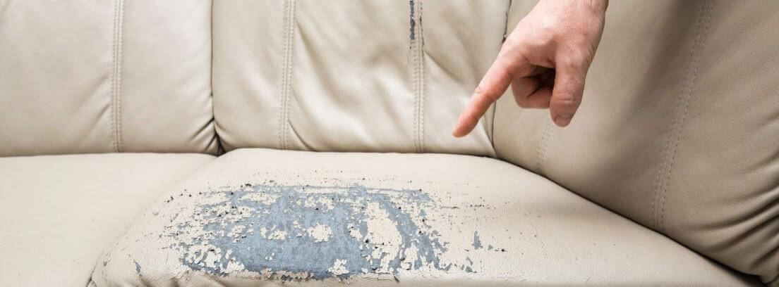 machas de tinta en sofa de piel